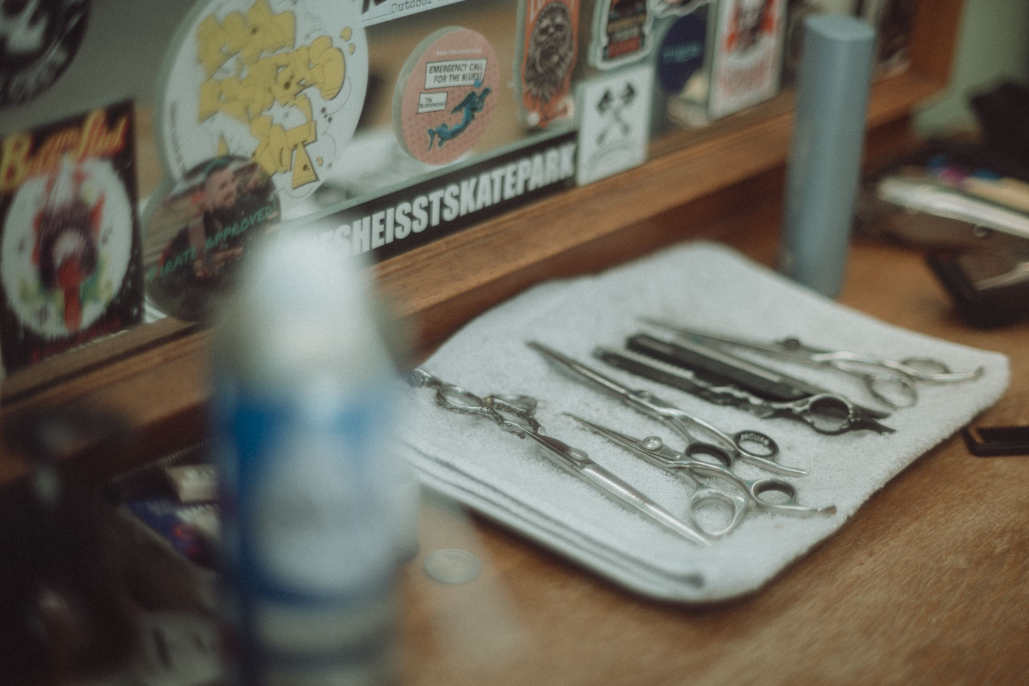 Professionelle Friseurscheren und Rasiermesser für den perfekten Schnitt